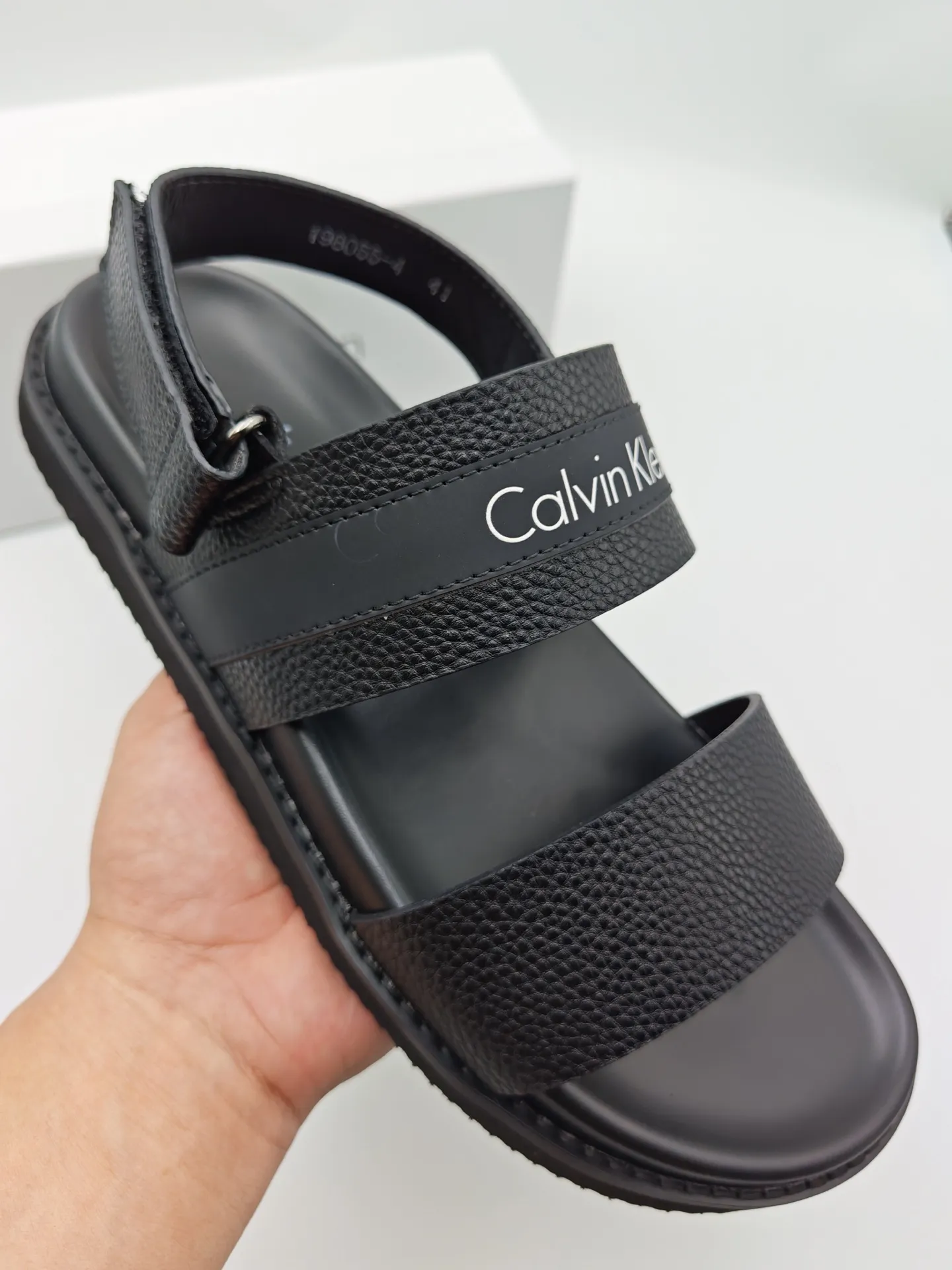 Men's shoes 💰300 Calvin Klein CK men's slippers, the upper of this slipper is made of imported cowhide, and the sole is also imported new EVA material. The foamed ultra-light outsole is more non-slip, three-dimensional and skin-friendly. Available from stock, long-term availability, Size: 38-46 yards.